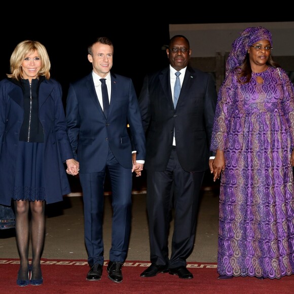 Le président de la République Emmanuel Macron, sa femme la Première Dame Brigitte Macron (Trogneux), le président sénégalais Macky Sall et sa femme la Première Dame Marieme Faye Sall - Le président de la République française et sa femme la Première Dame sont accueillis par le président sénégalais et sa femme la Première Dame à l'aéroport international Léopold-Sédar-Senghor à Dakar, Sénégal, le 1er février 2018. © Dominique Jacovides/Bestimage