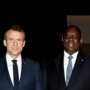 Le président de la République Emmanuel Macron, sa femme la Première Dame Brigitte Macron (Trogneux), le président sénégalais Macky Sall et sa femme la Première Dame Marieme Faye Sall à l'aéroport international Léopold-Sédar-Senghor à Dakar, Sénégal, le 1er février 2018. © Dominique Jacovides/Bestimage