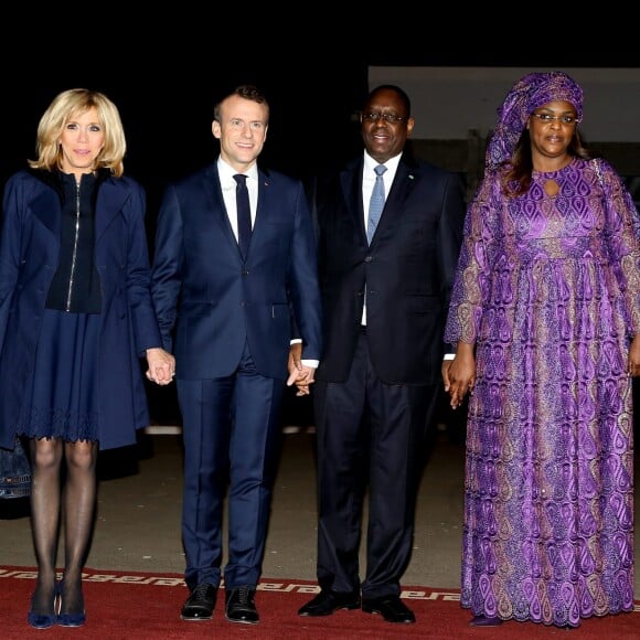 Le président de la République Emmanuel Macron, sa femme la Première Dame Brigitte Macron (Trogneux), le président sénégalais Macky Sall et sa femme la Première Dame Marieme Faye Sall - Le président de la République française et sa femme la Première Dame sont accueillis par le président sénégalais et sa femme la Première Dame à l'aéroport international Léopold-Sédar-Senghor à Dakar, Sénégal, le 1er février 2018. © Dominique Jacovides/Bestimage