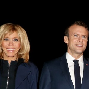 Le président de la République Emmanuel Macron et sa femme la Première Dame Brigitte Macron (Trogneux) - Le président de la République française et sa femme la Première Dame sont accueillis par le président sénégalais et sa femme la Première Dame à l'aéroport international Léopold-Sédar-Senghor à Dakar, Sénégal, le 1er février 2018. © Dominique Jacovides/Bestimage