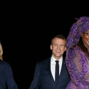 Le président de la République Emmanuel Macron, sa femme la Première Dame Brigitte Macron (Trogneux), le président sénégalais Macky Sall et sa femme la Première Dame Marieme Faye Sall à l'aéroport international Léopold-Sédar-Senghor à Dakar, Sénégal, le 1er février 2018. © Dominique Jacovides/Bestimage