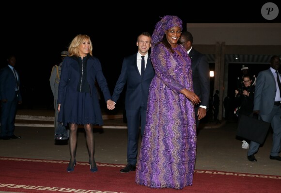 Le président de la République Emmanuel Macron, sa femme la Première Dame Brigitte Macron (Trogneux), le président sénégalais Macky Sall et sa femme la Première Dame Marieme Faye Sall à l'aéroport international Léopold-Sédar-Senghor à Dakar, Sénégal, le 1er février 2018. © Dominique Jacovides/Bestimage