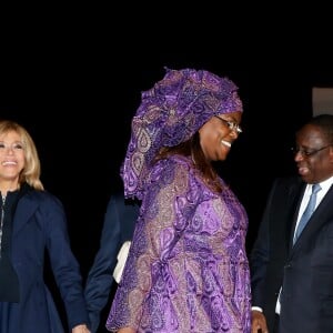 Le président de la République Emmanuel Macron, sa femme la Première Dame Brigitte Macron (Trogneux), le président sénégalais Macky Sall et sa femme la Première Dame Marieme Faye Sall à l'aéroport international Léopold-Sédar-Senghor à Dakar, Sénégal, le 1er février 2018. © Dominique Jacovides/Bestimage