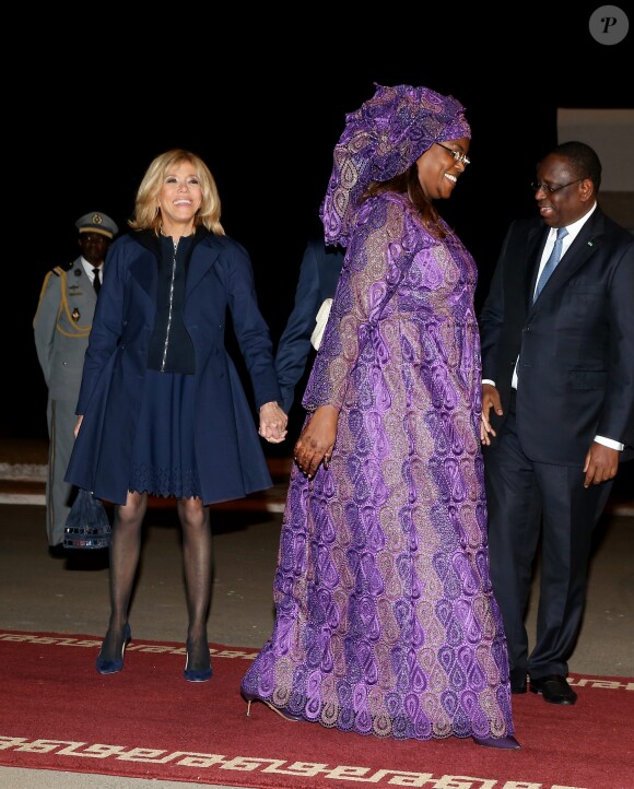Le président de la République Emmanuel Macron, sa femme la Première Dame Brigitte Macron (Trogneux), le président sénégalais Macky Sall et sa femme la Première Dame Marieme Faye Sall à l'aéroport international Léopold-Sédar-Senghor à Dakar, Sénégal, le 1er février 2018. © Dominique Jacovides/Bestimage