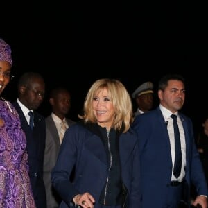 La Première Dame Brigitte Macron (Trogneux) et la Première Dame Marieme Faye Sall - Le président de la République française et sa femme la Première Dame sont accueillis par le président sénégalais et sa femme la Première Dame à l'aéroport international Léopold-Sédar-Senghor à Dakar, Sénégal, le 1er février 2018. © Dominique Jacovides/Bestimage