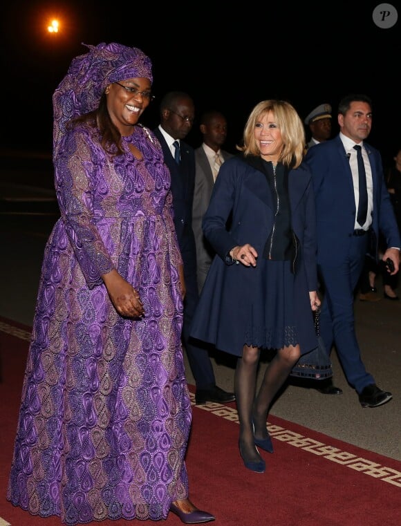 La Première Dame Brigitte Macron (Trogneux) et la Première Dame Marieme Faye Sall - Le président de la République française et sa femme la Première Dame sont accueillis par le président sénégalais et sa femme la Première Dame à l'aéroport international Léopold-Sédar-Senghor à Dakar, Sénégal, le 1er février 2018. © Dominique Jacovides/Bestimage