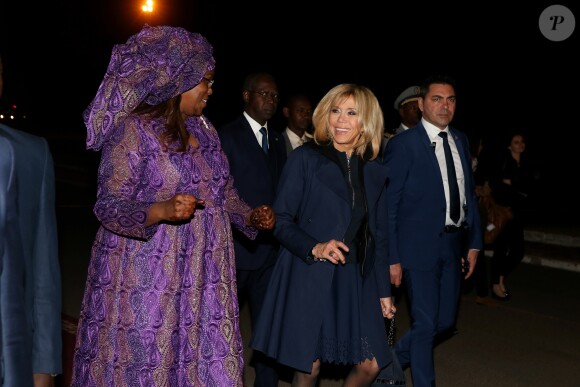 La Première Dame Brigitte Macron (Trogneux) et la Première Dame Marieme Faye Sall - Le président de la République française et sa femme la Première Dame sont accueillis par le président sénégalais et sa femme la Première Dame à l'aéroport international Léopold-Sédar-Senghor à Dakar, Sénégal, le 1er février 2018. © Dominique Jacovides/Bestimage