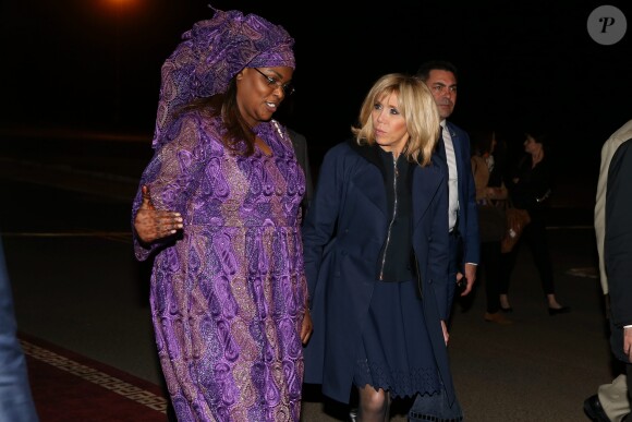 La Première Dame Brigitte Macron (Trogneux) et la Première Dame Marieme Faye Sall - Le président de la République française et sa femme la Première Dame sont accueillis par le président sénégalais et sa femme la Première Dame à l'aéroport international Léopold-Sédar-Senghor à Dakar, Sénégal, le 1er février 2018. © Dominique Jacovides/Bestimage