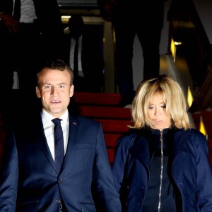 Le président de la République Emmanuel Macron et sa femme la Première Dame Brigitte Macron (Trogneux) - Le président de la République française et sa femme la Première Dame à l'aéroport international Léopold-Sédar-Senghor à Dakar, Sénégal, le 1er février 2018. © Dominique Jacovides/Bestimage