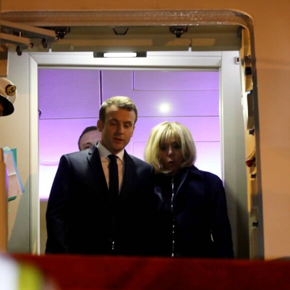 Le président de la République Emmanuel Macron et sa femme la Première Dame Brigitte Macron (Trogneux) - Le président de la République française et sa femme la Première Dame sont accueillis par le président sénégalais et sa femme la Première Dame à l'aéroport international Léopold-Sédar-Senghor à Dakar, Sénégal, le 1er février 2018. © Dominique Jacovides/Bestimage