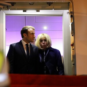 Le président de la République Emmanuel Macron et sa femme la Première Dame Brigitte Macron (Trogneux) - Le président de la République française et sa femme la Première Dame sont accueillis par le président sénégalais et sa femme la Première Dame à l'aéroport international Léopold-Sédar-Senghor à Dakar, Sénégal, le 1er février 2018. © Dominique Jacovides/Bestimage