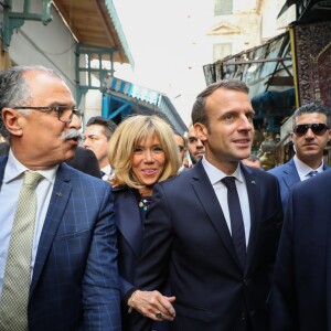 Le président de la République Emmanuel Macron, sa femme la Première Dame Brigitte Macron (Trogneux) et Olivier Poivre d'Arvor, ambassadeur de France en Tunisie - Le couple présidentiel se promène dans la médina, le cœur historique de Tunis, Tunisie, le 1er février 2018. Ils se sont ensuite envolés vers le Sénégal, où ils sont attendus pour une autre visite d'Etat. © Sébastien Valiela/Bestimage