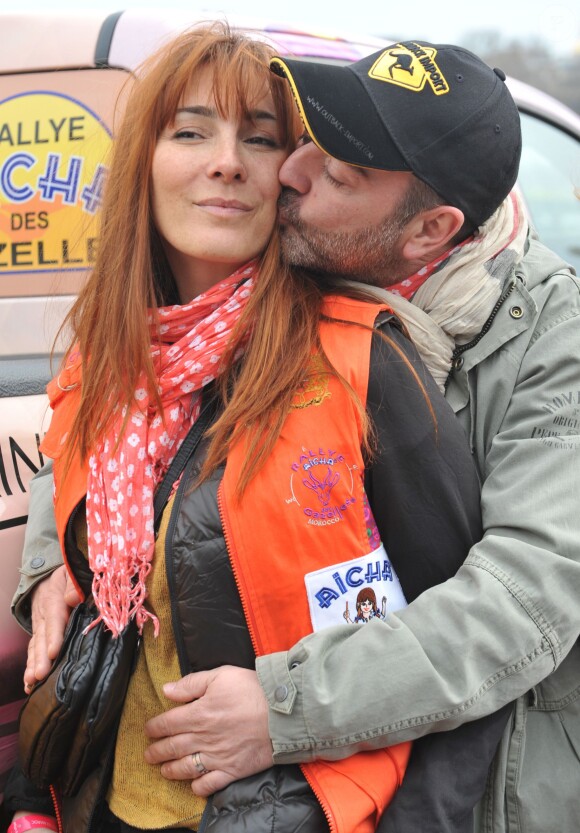 Bruno Solo et sa femme Véronique Clochepin lors de la présentation du Rallye Aïcha des Gazelles du Maroc 2013 sur la place du Trocadéro à Paris le 16 mars 2013