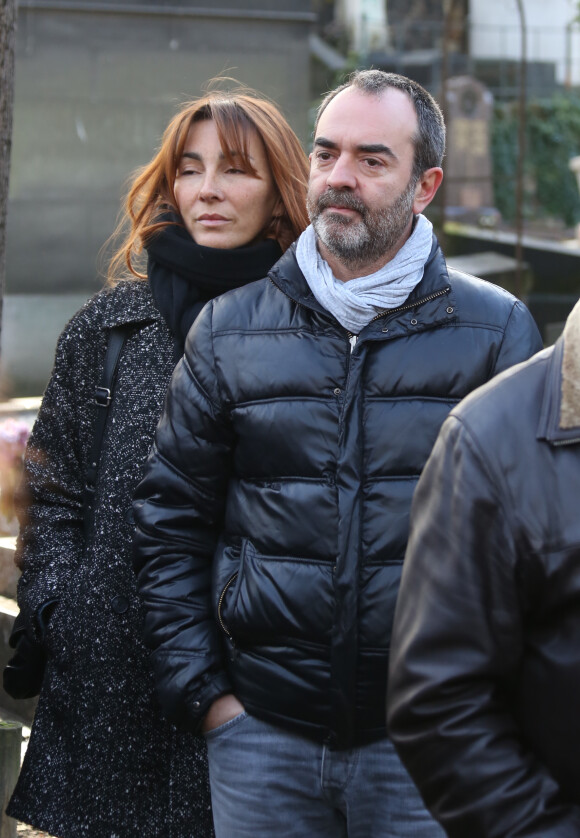Bruno Solo et sa femme Véronique - Obsèques de Jean-Louis Foulquier au cimetiere de Montmartre a Paris. Le 14 decembre 2013.