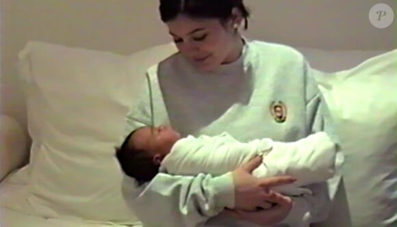 Le visage de la fille de Kim Kardashian et Kanye West, Chicago (née le 15 janvier 2018), est révélé pour la première fois dans une vidéo publiée par Kylie Jenner pour annoncer la naissance de sa fille, née le 1er février 2018.
