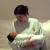 Le visage de la fille de Kim Kardashian et Kanye West, Chicago (née le 15 janvier 2018), est révélé pour la première fois dans une vidéo publiée par Kylie Jenner pour annoncer la naissance de sa fille, née le 1er février 2018.