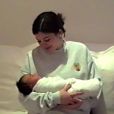 Le visage de la fille de Kim Kardashian et Kanye West, Chicago (née le 15 janvier 2018), est révélé pour la première fois dans une vidéo publiée par Kylie Jenner pour annoncer la naissance de sa fille, née le 1er février 2018.