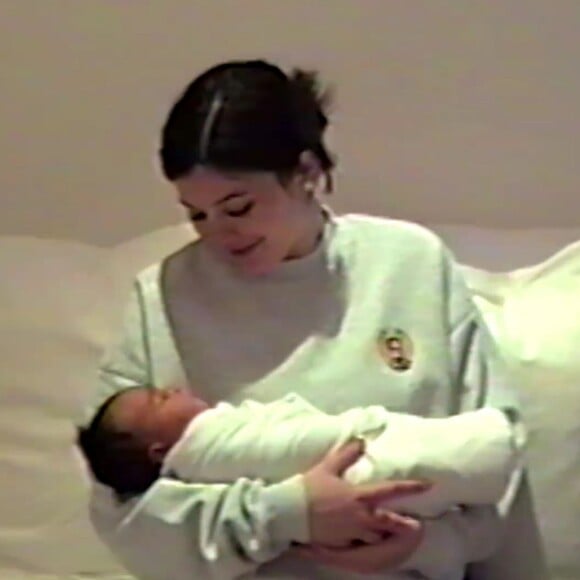 Le visage de la fille de Kim Kardashian et Kanye West, Chicago (née le 15 janvier 2018), est révélé pour la première fois dans une vidéo publiée par Kylie Jenner pour annoncer la naissance de sa fille, née le 1er février 2018.