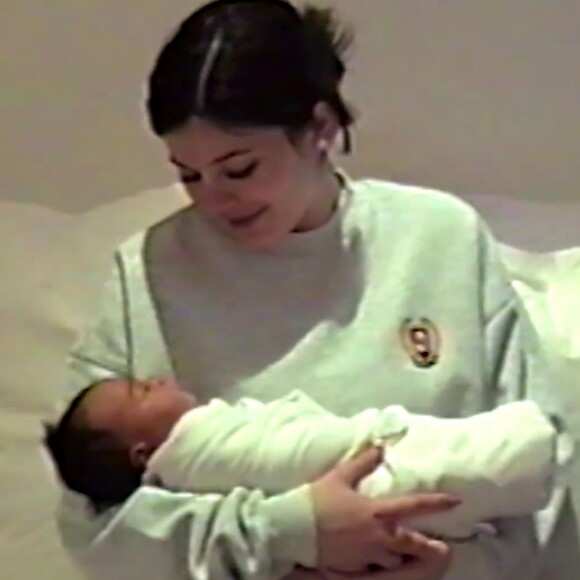 Le visage de la fille de Kim Kardashian et Kanye West, Chicago (née le 15 janvier 2018), est révélé pour la première fois dans une vidéo publiée par Kylie Jenner pour annoncer la naissance de sa fille, née le 1er février 2018.
