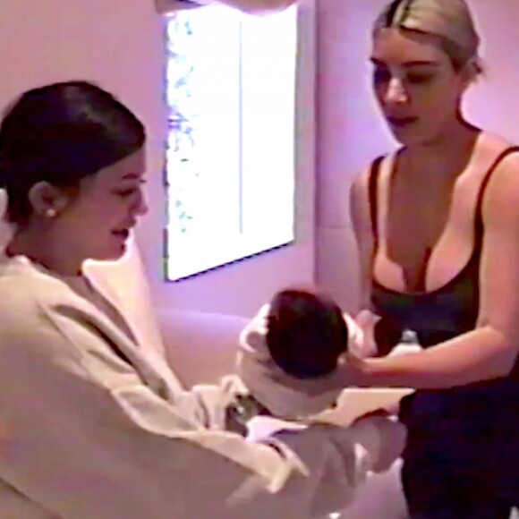 Le visage de la fille de Kim Kardashian et Kanye West, Chicago (née le 15 janvier 2018), est révélé pour la première fois dans une vidéo publiée par Kylie Jenner pour annoncer la naissance de sa fille, née le 1er février 2018.