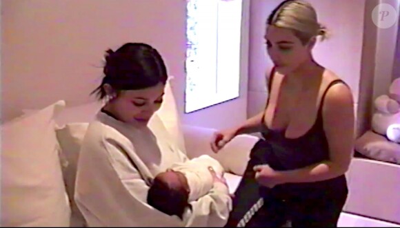 Le visage de la fille de Kim Kardashian et Kanye West, Chicago (née le 15 janvier 2018), est révélé pour la première fois dans une vidéo publiée par Kylie Jenner pour annoncer la naissance de sa fille, née le 1er février 2018.