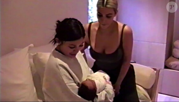 Le visage de la fille de Kim Kardashian et Kanye West, Chicago (née le 15 janvier 2018), est révélé pour la première fois dans une vidéo publiée par Kylie Jenner pour annoncer la naissance de sa fille, née le 1er février 2018.