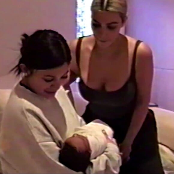 Le visage de la fille de Kim Kardashian et Kanye West, Chicago (née le 15 janvier 2018), est révélé pour la première fois dans une vidéo publiée par Kylie Jenner pour annoncer la naissance de sa fille, née le 1er février 2018.