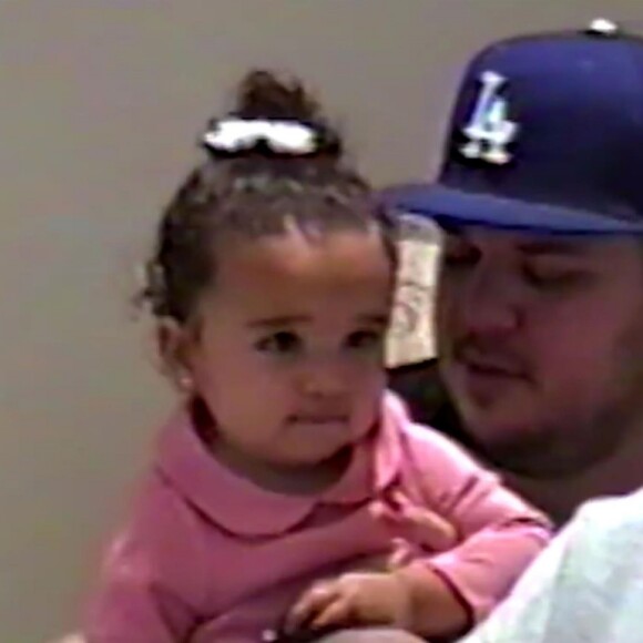 Le visage de la fille de Kim Kardashian et Kanye West, Chicago (née le 15 janvier 2018), est révélé pour la première fois dans une vidéo publiée par Kylie Jenner pour annoncer la naissance de sa fille, née le 1er février 2018.
