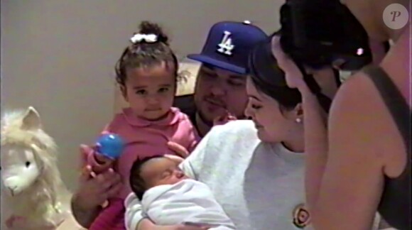 Le visage de la fille de Kim Kardashian et Kanye West, Chicago (née le 15 janvier 2018), est révélé pour la première fois dans une vidéo publiée par Kylie Jenner pour annoncer la naissance de sa fille, née le 1er février 2018.
