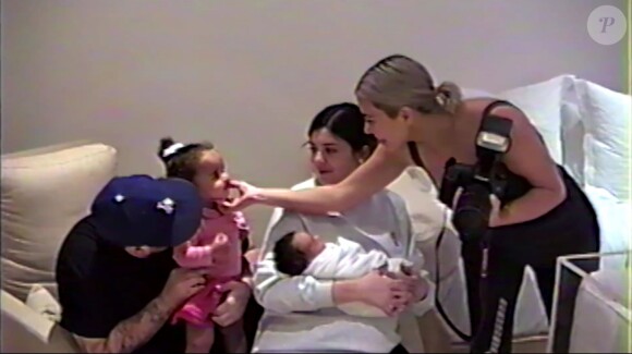 Le visage de la fille de Kim Kardashian et Kanye West, Chicago (née le 15 janvier 2018), est révélé pour la première fois dans une vidéo publiée par Kylie Jenner pour annoncer la naissance de sa fille, née le 1er février 2018.