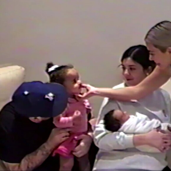 Le visage de la fille de Kim Kardashian et Kanye West, Chicago (née le 15 janvier 2018), est révélé pour la première fois dans une vidéo publiée par Kylie Jenner pour annoncer la naissance de sa fille, née le 1er février 2018.