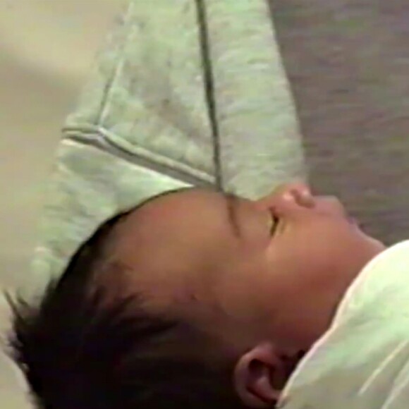 Le visage de la fille de Kim Kardashian et Kanye West, Chicago (née le 15 janvier 2018), est révélé pour la première fois dans une vidéo publiée par Kylie Jenner pour annoncer la naissance de sa fille, née le 1er février 2018.