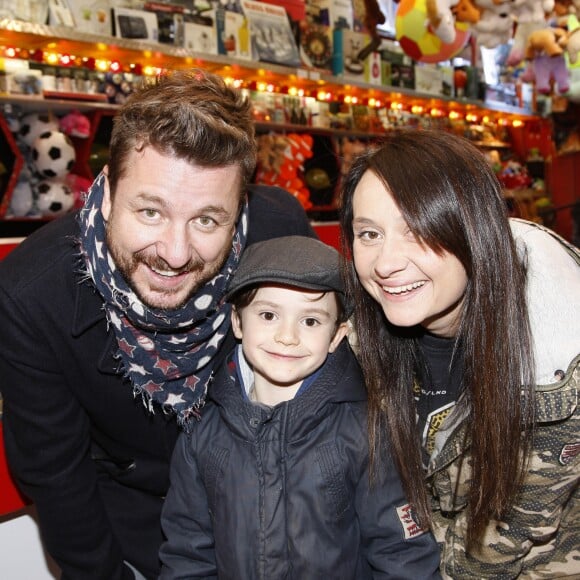 Bruno Guillon, sa femme Marion et leur fils Anatole - Soirée d'ouverture de la "Foire du Trône" au profit de l'association "Secours populaire" à Paris le 27 mars 2015.