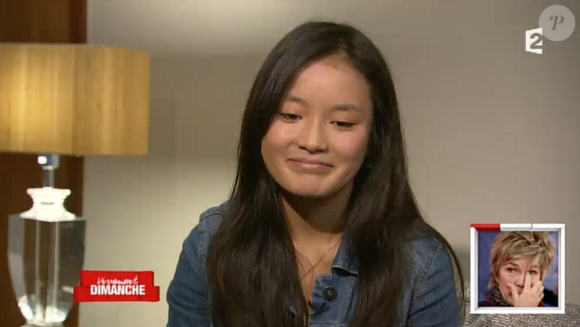 Véronique Jannot émue par le message d'amour de sa fille adoptive dans "Vivement Dimanche" sur France 2, le 29 novembre 2015.