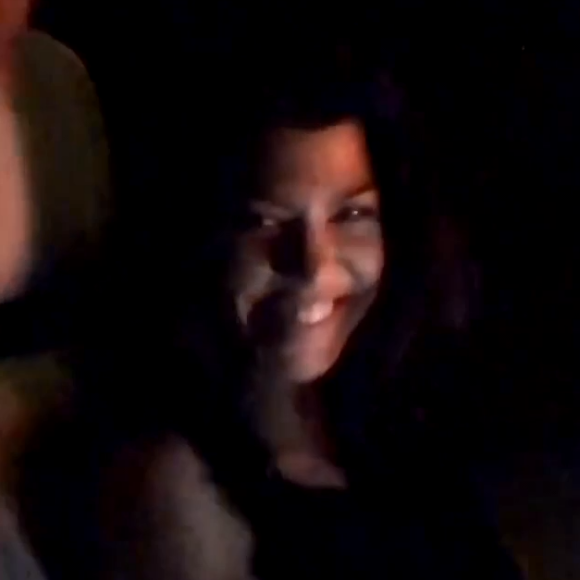 Kourtney Kardashian s'amuse pendant que son chéri Younes Bendjima lui fait découvrir des morceaux de "Un, deux, trois soleils", l'album de Khaled, Faudel et Rachid Taha paru en 1998. Le 5 février 2018.