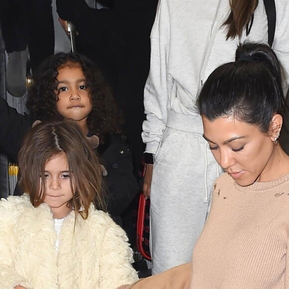 Kourtney Kardashian avec sa fille Penelope Disick et sa nièce North West - Kourtney Kardashian arrive à l'aéroport de JFK avec sa fille et sa nièce pour prendre l'avion pour Los Angeles, le 4 février 2018  Please hide children face prior publication Kourtney Kardashian seen checking out of her New York hotel and catching a flight out of JFK airport with her daughter Penelope and niece North West. 4th february 201804/02/2018 - New York