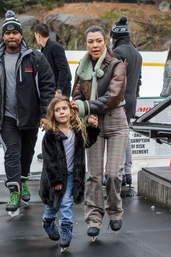 Kourtney Kardashian et sa fille Penelope Disick - Kourtney Kardashian passe la journée avec sa fille et sa nièce à Central Park à New York. Les 2 petites ont fait du patin à glace et se sont amusées sous la pluie. Le 4 février 2018  Please hide children face prior publication Kourtney Kardashian has an all girls day out with her daughter and niece and takes them out for a fun day in Central Park. Kourtney and the girls visited the ice rink and ice skated for the afternoon and later took a light rainy walk through historic Central Park. 4th february 201804/02/2018 - New York