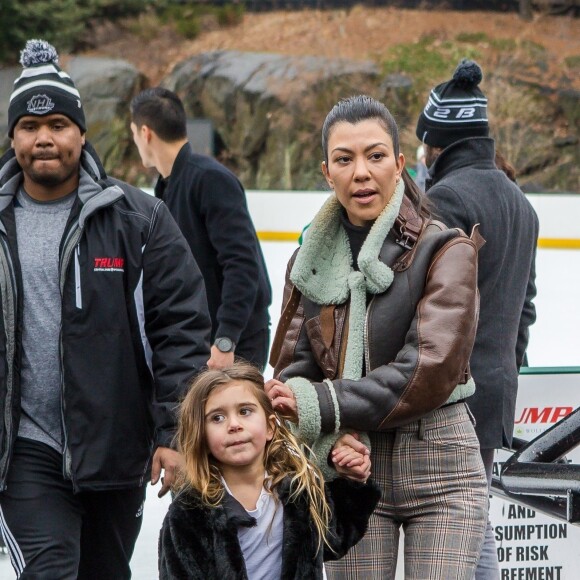 Kourtney Kardashian et sa fille Penelope Disick - Kourtney Kardashian passe la journée avec sa fille et sa nièce à Central Park à New York. Les 2 petites ont fait du patin à glace et se sont amusées sous la pluie. Le 4 février 2018  Please hide children face prior publication Kourtney Kardashian has an all girls day out with her daughter and niece and takes them out for a fun day in Central Park. Kourtney and the girls visited the ice rink and ice skated for the afternoon and later took a light rainy walk through historic Central Park. 4th february 201804/02/2018 - New York