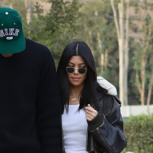 Kourtney Kardashian et Younes Bendjima sont allés déjeuner au restaurant Tony Taverna à Malibu le 23 decembre 2017.  Kourtney Kardashian and her boyfriend Younes Bendjima are seen leaving Taverna Tony Restaurant. The duo look happy as they are seen holding hands as they make their way to their car in Malibu on december 23, 2017.23/12/2017 - Malibu