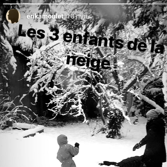 Erika Moulet, enceinte de son troisième enfant, dévoile son baby bump.