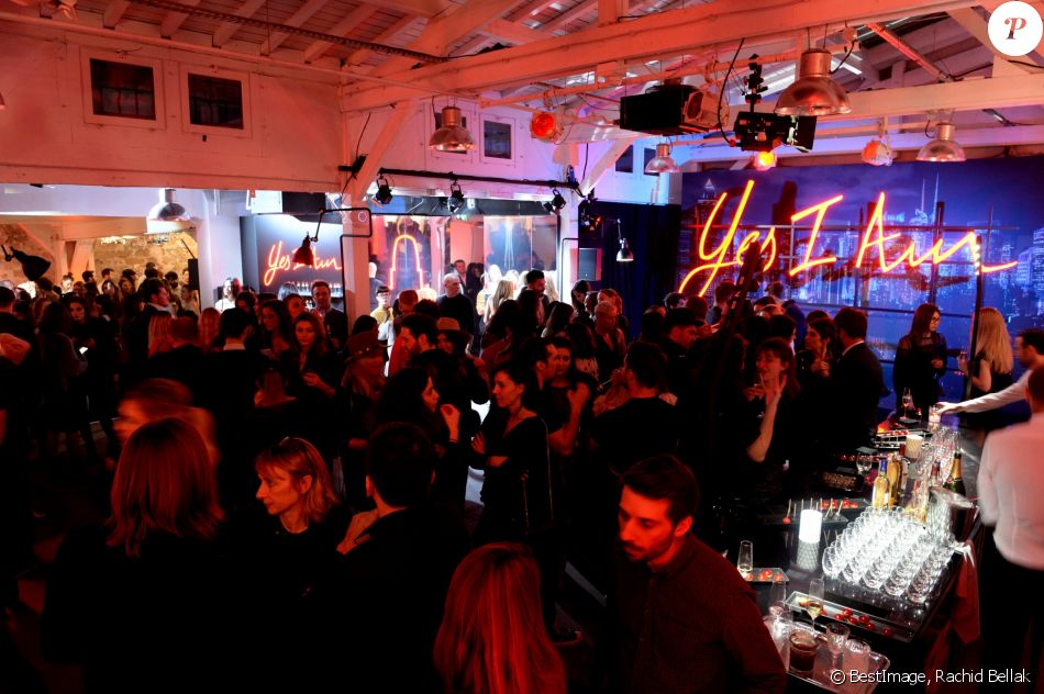 Illustration Lors De La Soirée De Lancement Du Nouveau Parfum