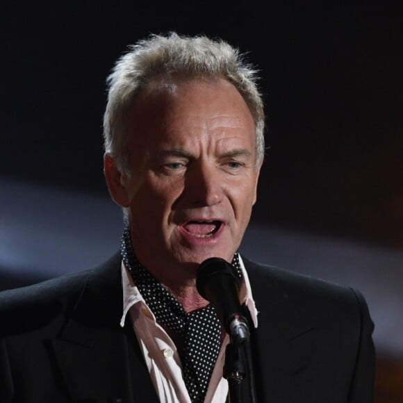 Sting chante sur la scène du festival de la chanson de Sanremo le 8 février 2018.