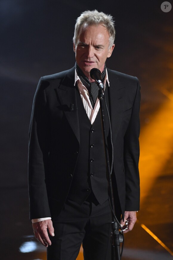 Sting chante sur la scène du festival de la chanson de Sanremo le 8 février 2018.