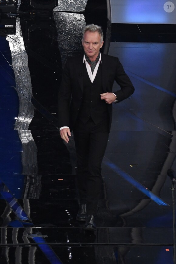 Sting chante sur la scène du festival de la chanson de Sanremo le 8 février 2018.