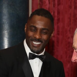Le prince Charles, Idiris Elba et Sabrina Dhowre à la soirée "Prince's Trust One Million Young Lives Dinner" à Londres, le 14 décembre 2017.