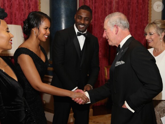 Le prince Charles, Idiris Elba et Sabrina Dhowre à la soirée "Prince's Trust One Million Young Lives Dinner" à Londres, le 14 décembre 2017.