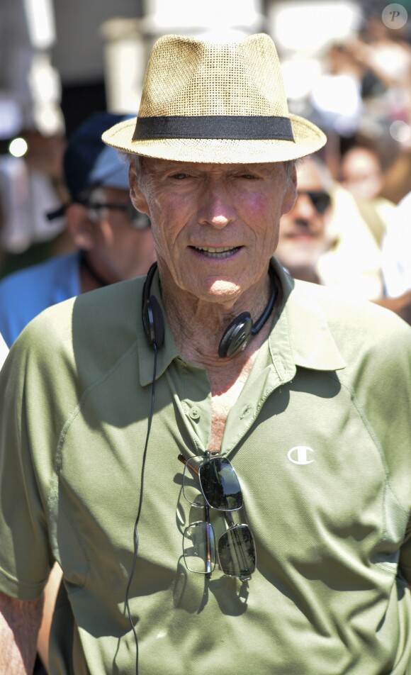 Le réalisateur Clint Eastwood pendant le tournage de son dernier film de "Le 15h17 pour Paris" à Venise, Italie, le 17 août 2017.
