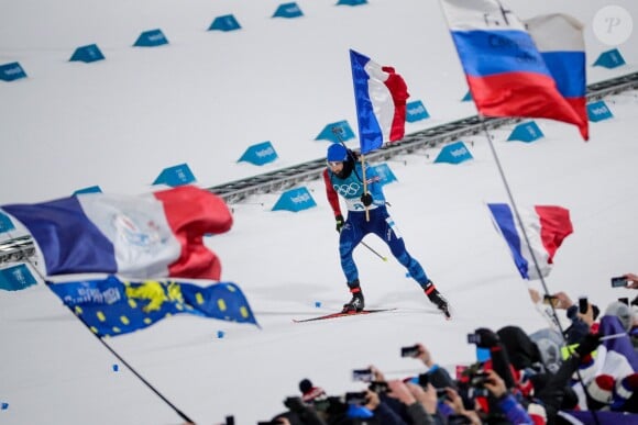 Martin Fourcade décroche la médaille d'or à Pyeongchang en poursuite 12,5 km du biathlon en Corée du sud, le 12 février 2018.