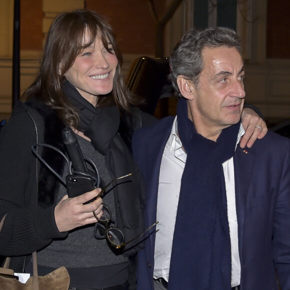 Carla Bruni quitte la salle de concert ou elle se produisait et rentre à son hôtel avec son mari Nicolas Sarkozy à Madrid le 10 janvier 2018.