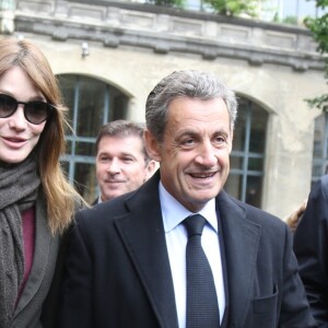 Claude Goasguen, maire du XVIème arrondissement - L'ancien président Nicolas Sarkozy et sa femme Carla Bruni-Sarkozy votent pour le second tour des élections présidentielles au lycée La Fontaine à Paris le 7 mai 2017.